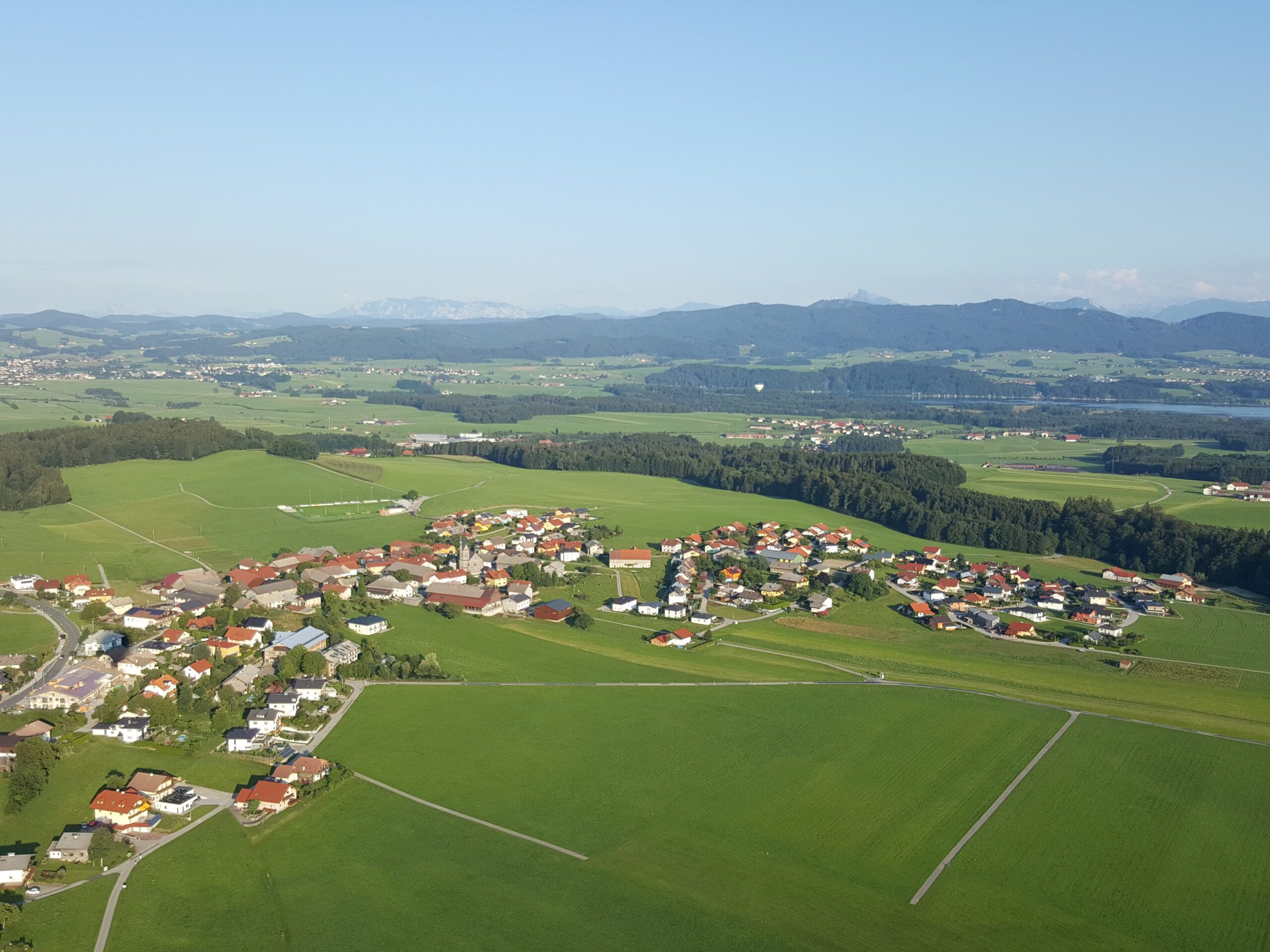 SalzburgerSeenland_Ballon_Schleedorf_dorf-scaled.jpg